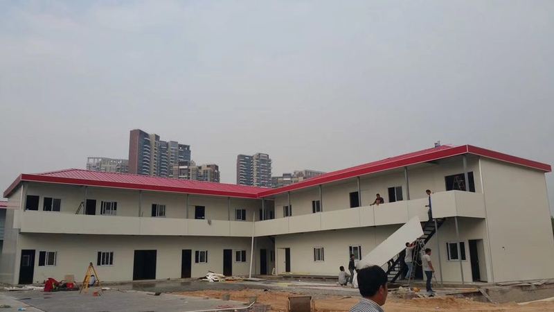 云南轩江轻钢活动房有限公司是一家销售安装活动板房、住人集装箱活动房、彩钢大棚、施工围挡等产品的厂家。座落在昆明市官渡区，交通方便。 云南雅致轻钢活动房有限公司位于中国西南美丽的春城---昆明市官渡区，占地面积近8000平方米，是一家集设计、